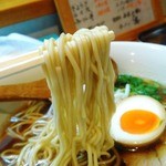 梟 - 細めのストレート麺はやや柔らかめ