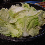 駅前日式石頭火鍋 - 最初に白菜が入って運ばれてきます