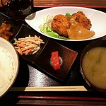 サカヅキ - 週替わり揚げ物定食850円
      牛すじコロッケ～味噌マヨソースで～