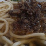 山賊村 - スジ肉少なそうに見えますが・・・安心してください(^^ゞ　うどんの量が多いだけなんです(笑）