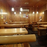 七福家 - 「七福家 早稲田店」店内置くは広くなっており、テーブル席があります。