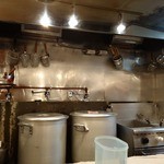 七福家 - 「七福家 早稲田店」スープを見た限りでは寸胴鍋で炊かれていたようです。