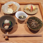 そばの実 一閑人 - 前菜5種類(焼きしいたけ、チーズの味噌漬け、玉子焼き、ぜんまいの煮物、茄子の煮物)