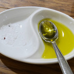 ムッチーニ - 黒サマートリュフ入りの岩塩、白トリュフエキストラヴァージンオリーブオイル