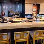 鮨し人 - 内装　左手前のカウンターが大将の近くでベスポジ