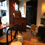 カフェ・ロンディーノ - 店内に入った付近のテーブル席、お客様の出入りは多く多少落ち着きませんが...