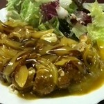 一休 - チキンカツにピリッとスパイシーなカレーがモリモリにかかっています。得した気分になるメニューです。(*^O^*)　旨し(o^－^o)