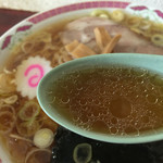 宝来軒 - 醤油の色が映える澄んだスープです。