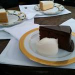 ハウス オブ フレーバーズ - チョコレートケーキとチーズケーキ。