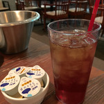 レッドロブスター - おかわり自由のフリーリフィールドリンク 1人税込430円。これは、アイスティー