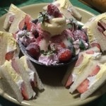 焼肉 はせ川 - イチゴサンドには真ん中にアイスがありました【料理】