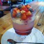 Cafe TATI - ベリーベリークリームソーダ　￥700　4種のベリーと自慢のバニラアイスクリームをクリームソーダにしました。