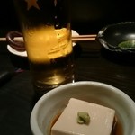 Makita ya - 生ビール＆お通し(ごま豆腐)。