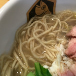 真鯛らーめん 麺魚 - 全粒粉入りの麺