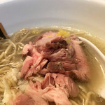 真鯛らーめん 麺魚 - 桜チップで燻された低温調理チャーシュー