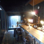 珈琲や - カウンター席からお店の奥