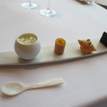 アジュール フォーティーファイブ - シェルのスプーンが添えられたアミューズ。さらに進化しています。