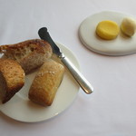 アジュール フォーティーファイブ - パンと添えられた二種のバター。