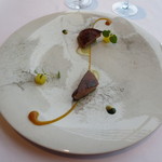 アジュール フォーティーファイブ - 次の前菜はフォアグラ。サラワクの黒コショウを加えたパイナップルのソースにパインのマリネなどが。