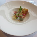 アジュール フォーティーファイブ - 蕪で巻き蒸し焼きしたオマール海老に蕪のチップが添えられています。