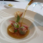 アジュール フォーティーファイブ - 蕪のトロミがついたコンソメがかけられます。