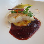 アジュール フォーティーファイブ - 貝アレルギーの自分はナツメヤシビネガーのソース。ほのかな酸味がなかなか。