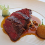 アジュール フォーティーファイブ - フランスのブロンド・アキテーヌ牛肉のさがりのロースト。和牛とはまた違う旨みです。