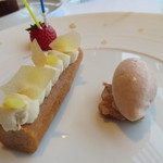 アジュール フォーティーファイブ - ホワイトチョコレートとパインが乗った栗のババの栗のアイスが添えられて。