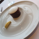 アジュール フォーティーファイブ - 妻はシグネチャーデザート。ドモリショコラにヘーゼルナッツのアイスが。