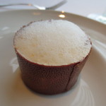 アジュール フォーティーファイブ - ショコラの上にはレモンビネガーの泡が。