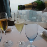 アジュール フォーティーファイブ - シャンパンと発砲ぶどうジュースで乾杯です。