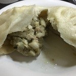 元興居 - 湯包は豚の挽肉、キャベツ、白菜、ニラを使用し、塩分控えめで割ると肉汁が溢れ出ます