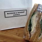BLOSSOM & BOUQUET DELI CAFE - クリームチーズとサーモンのサンドイッチ