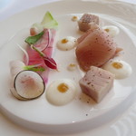 アジュール フォーティーファイブ - 黒コショウがかかった鰤のコンフィに大根のシートとゼリー。ソースは大根のピューレとシェリービネガー。