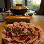 丹波篠山　近又 - この美しいイノシシ肉。山椒もきいてます。