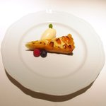 オザワ - ランチコース 5940円 の杏子のタルト、グラン・マルニエのアイスクリーム
