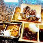 鉄板焼ステーキ 一ッ葉ミヤチク - ★生ワサビ・柚子胡椒・粗塩・フライドニンニク・ポン酢・タレでいただきます♪