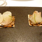 トーストの上にヒラメ、そして玉ねぎのコンフィと黒オリーブ