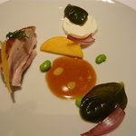 ハジメ - ホロホロ鶏。酢漬けのエシャロット、水分を抜いたヨーグルトなどが添えられ