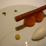 ハジメ - 枇杷の実に低圧でシロップを浸透させまして、カルダモンのアイスを添えて