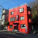 一番 - 赤い3階建て