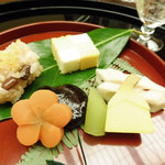 名古屋 浅田 - １月：祝い皿（千社唐、梅人参、福豆、矢羽根蓮根、赤飯俵唐墨、つく羽、市松玉子、絵馬くわい）