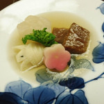 名古屋 浅田 - １月：中皿（梅型源助大根風呂吹き、菜の花、和牛ロース桑焼き、亀筍、梅麩）