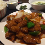 555飯店 - 酢豚定食。ご飯の盛りにも注目。