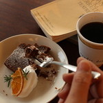 ノルディックデリ - ドリンク写真:フェアトレードのオーガニックコーヒー。パウンドケーキとご一緒に..*