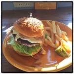 マンチーズ - チーズバーガー。
ポテト、ピクルス、ランチはドリンク付き。
ちゃんと美味い。
パティのパンチがちょっと弱いかなー
今月末に閉店？