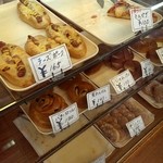鹿島田ベーカリー - 店内ショーケース2