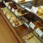 鹿島田ベーカリー - 店内ショーケース1