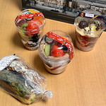 ケーニヒス クローネ  - カップケーキとエクレア