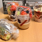 ケーニヒス クローネ  - カップケーキとエクレア